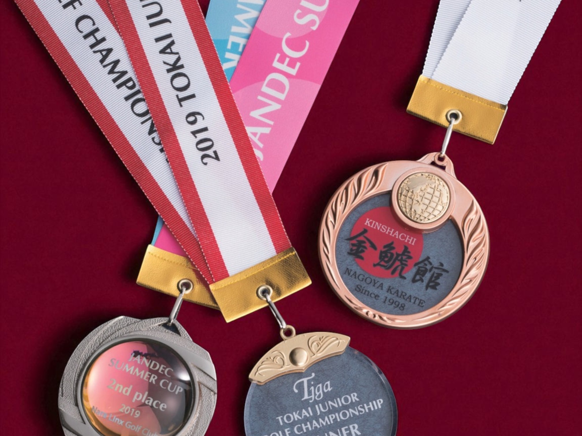 表彰メダルに取り付けた首掛けリボンのイメージ